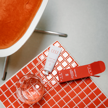 Lade das Bild in den Galerie-Viewer, UOGA UOGA Feather-light Handcreme mit Cranberry und Hyaluron