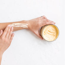 Lade das Bild in den Galerie-Viewer, UOGA UOGA Sun is Dancing Quietly - body butter with orange 200ml
