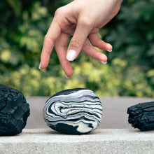 Lade das Bild in den Galerie-Viewer, Stone Soap - Coconut Charcoal - Seife
